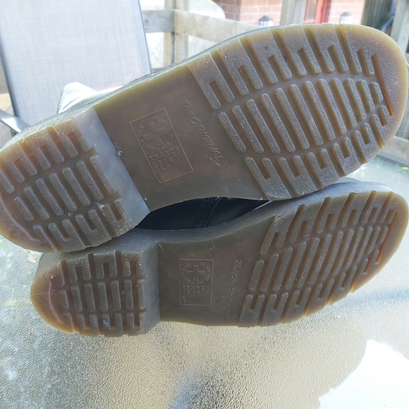 Near new pair of black 20 Hole Dr. Martens Size 9 - Picture 6 of 6